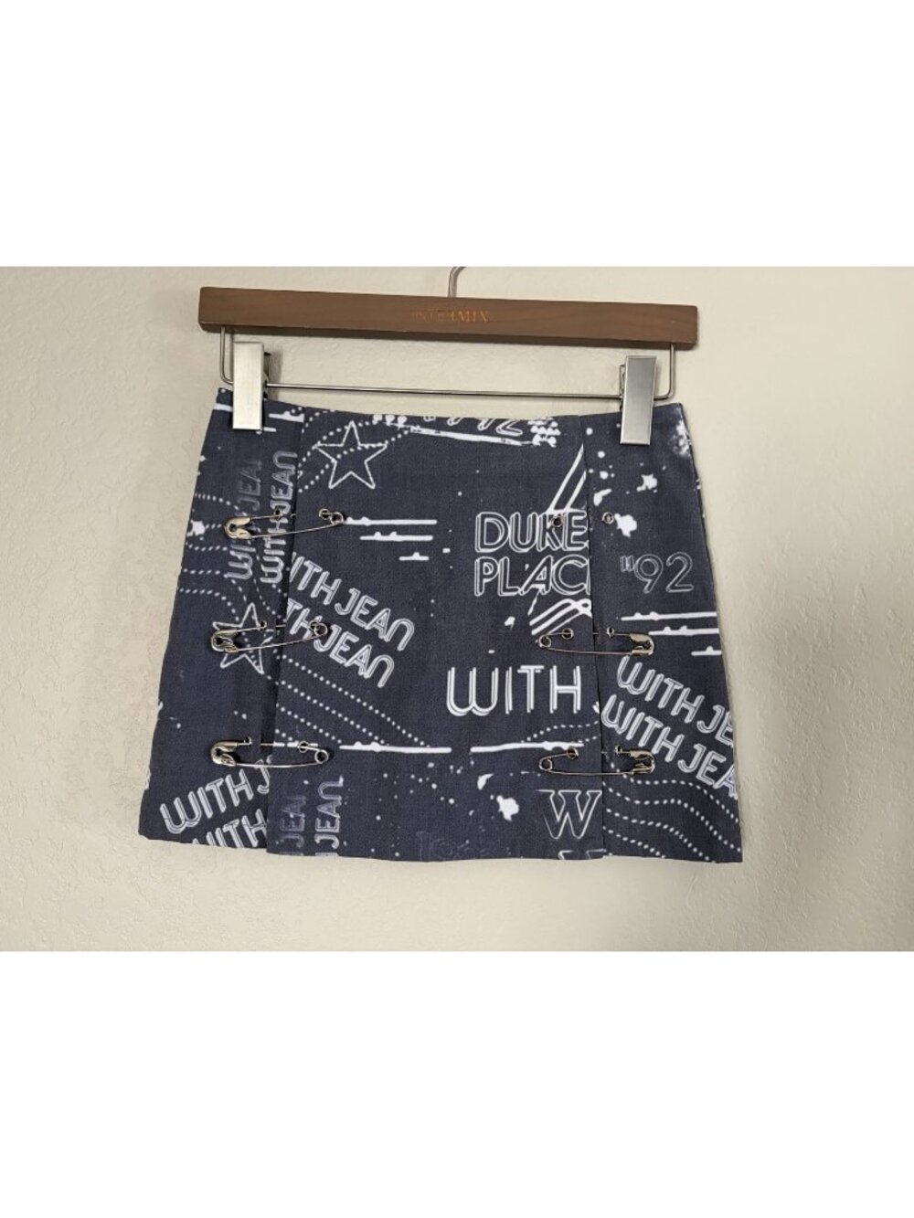 With Jéan Dukes Place Safety Pin Mini Skirt Gray Sz XXS Punk Goth (new w flaw)